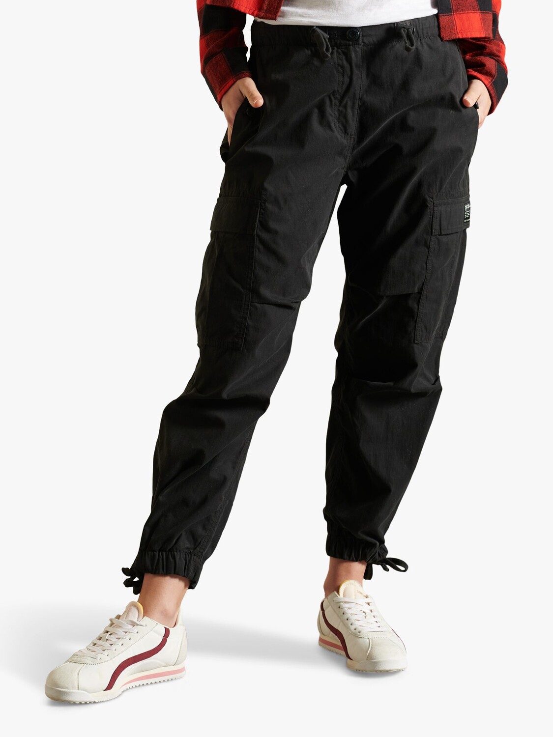 

Брюки-карго Superdry Parachute, черные