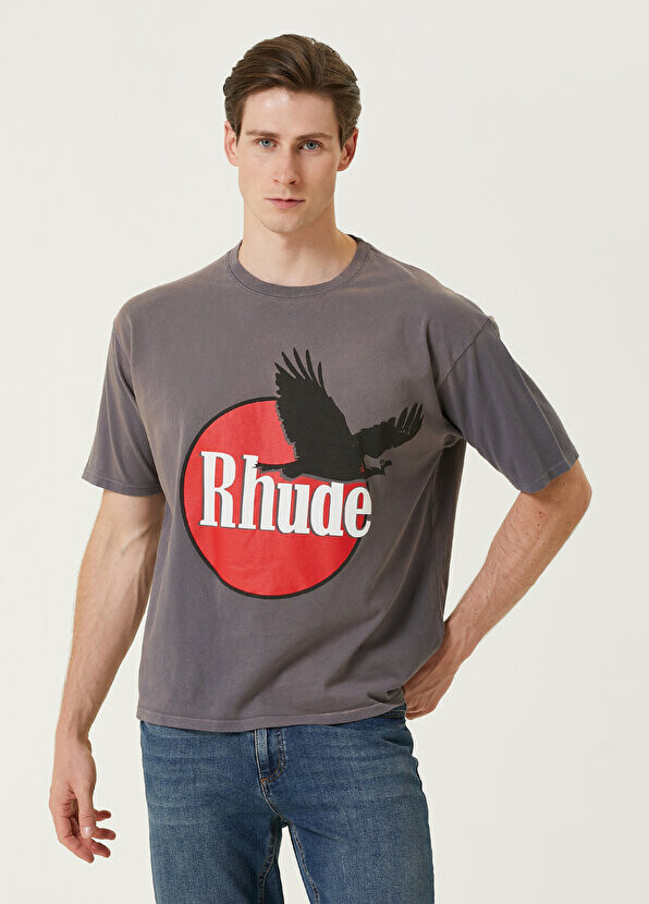 

Темно-серая футболка с логотипом и принтом в виде фигурок Rhude, Серый