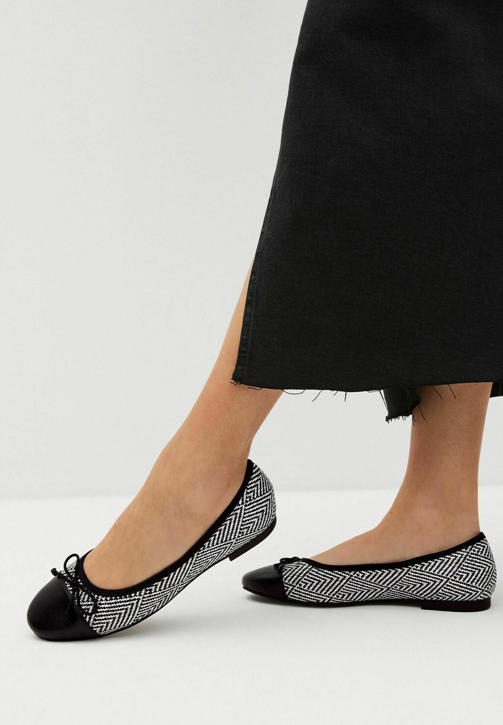 

Балетки классические FOREVER COMFORT REGULAR FIT Next, цвет black white