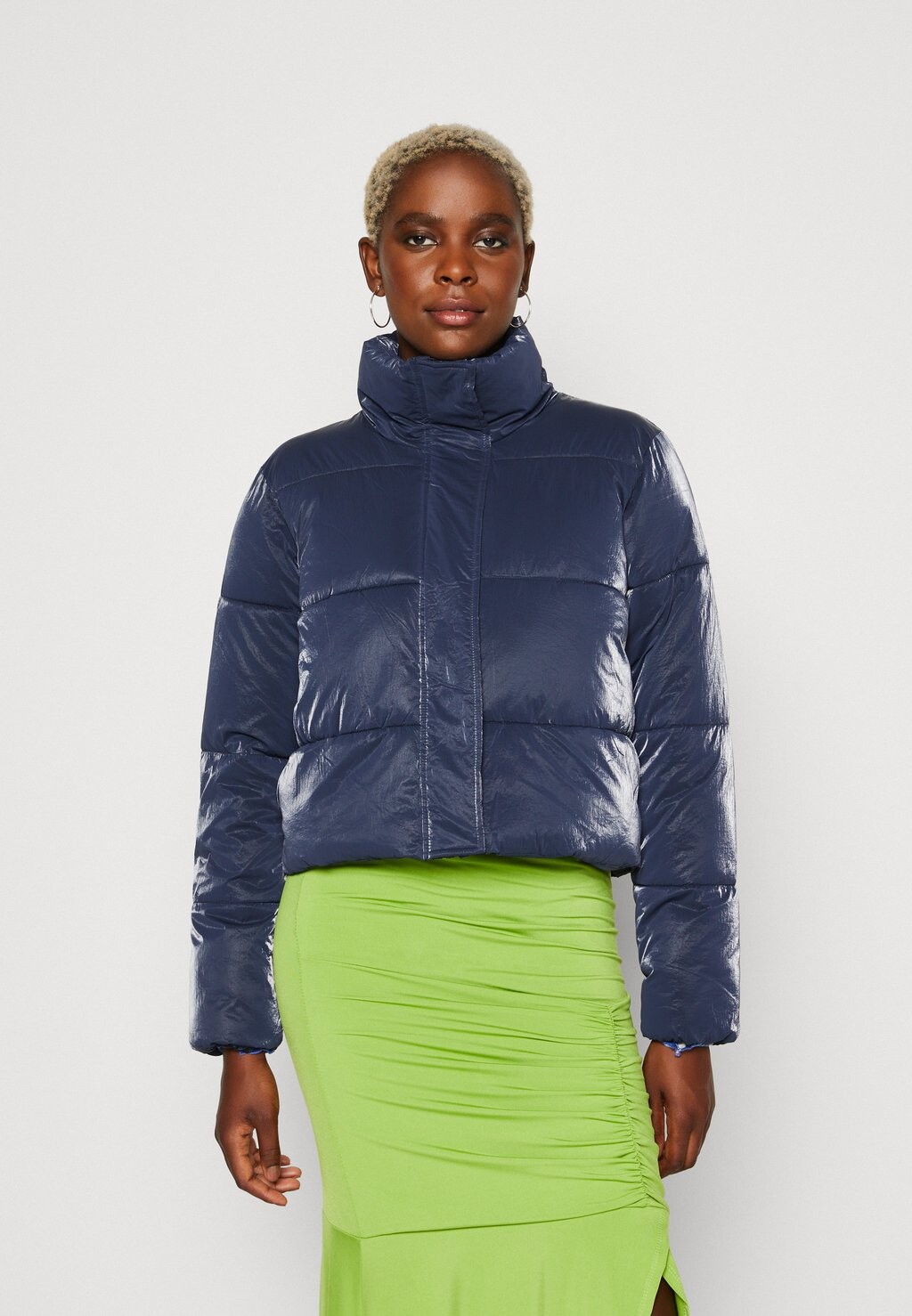 

Куртка Noisy May NMHARPER SHORT PUFFER, темно-синий