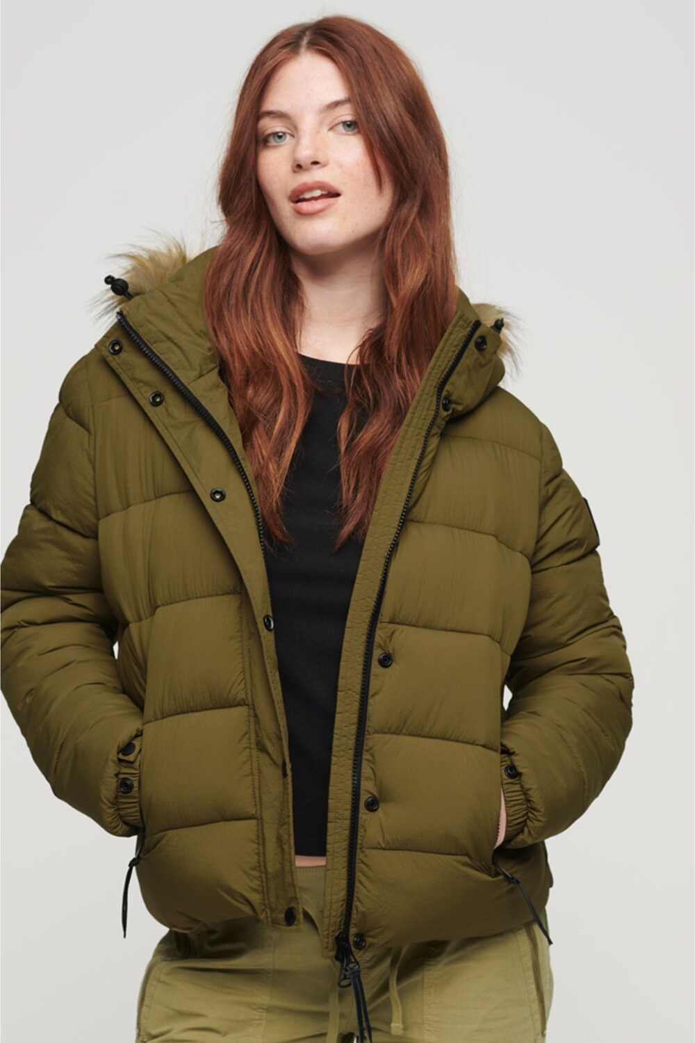 

Короткий пуховик с капюшоном с мотивом из искусственного меха Superdry, зеленый