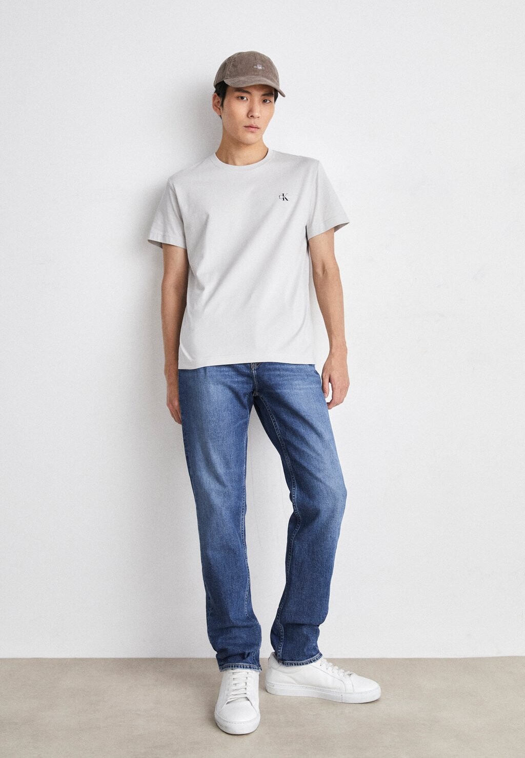 

Базовая футболка Monologo 2 Pack Calvin Klein Jeans, цвет lunar rock/travertine