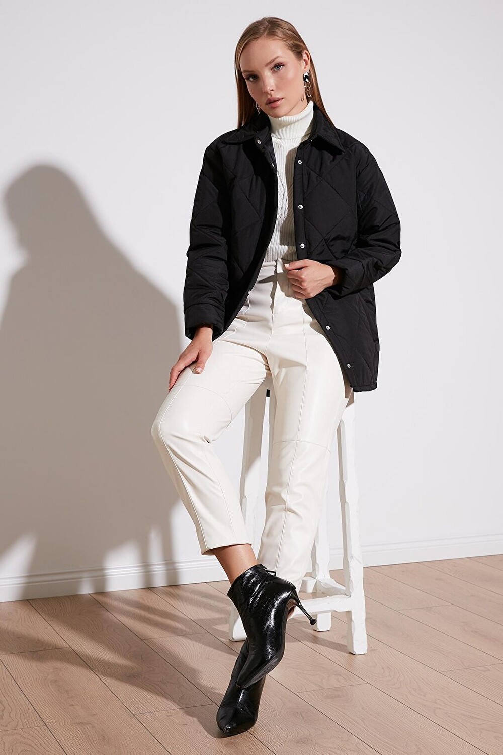 

Стеганая куртка Oversize с карманами и без подкладки 611MNT03 Lela, черный