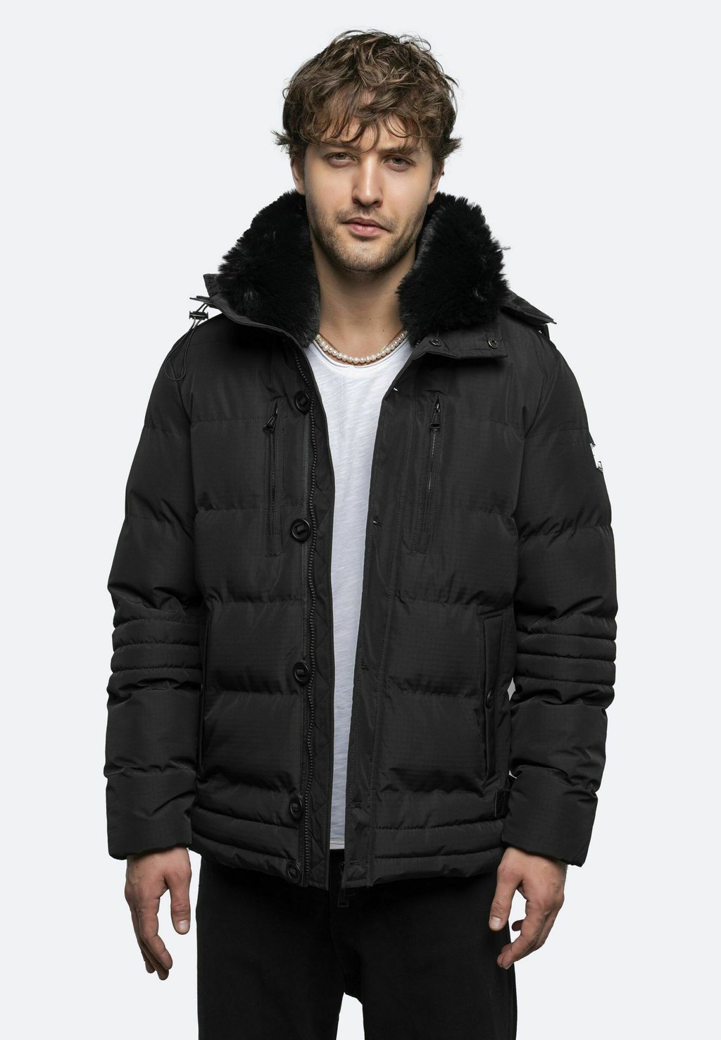 Куртка зимняя Mit Abnehmbarer Kapuze CARISMA, цвет schwarz свитер rundhals mit logopatch carisma цвет schwarz