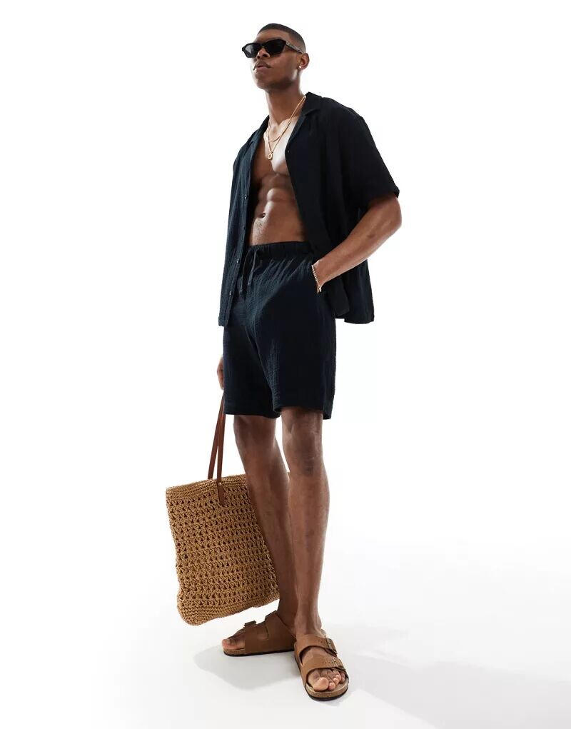 

Bershka – черные фактурные шорты, часть комплекта
