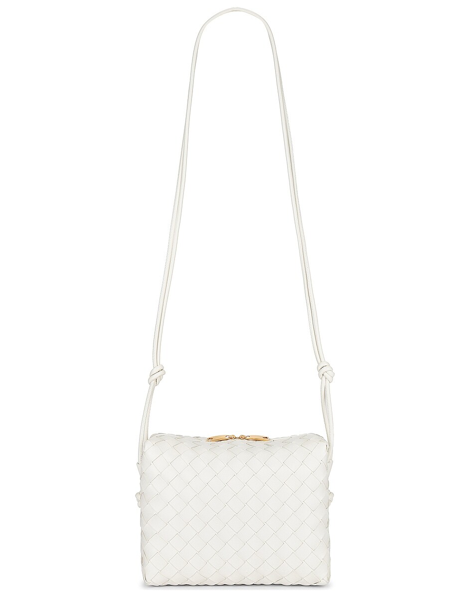 

Сумка кросс-боди Bottega Veneta Small Loop, цвет White & Gold
