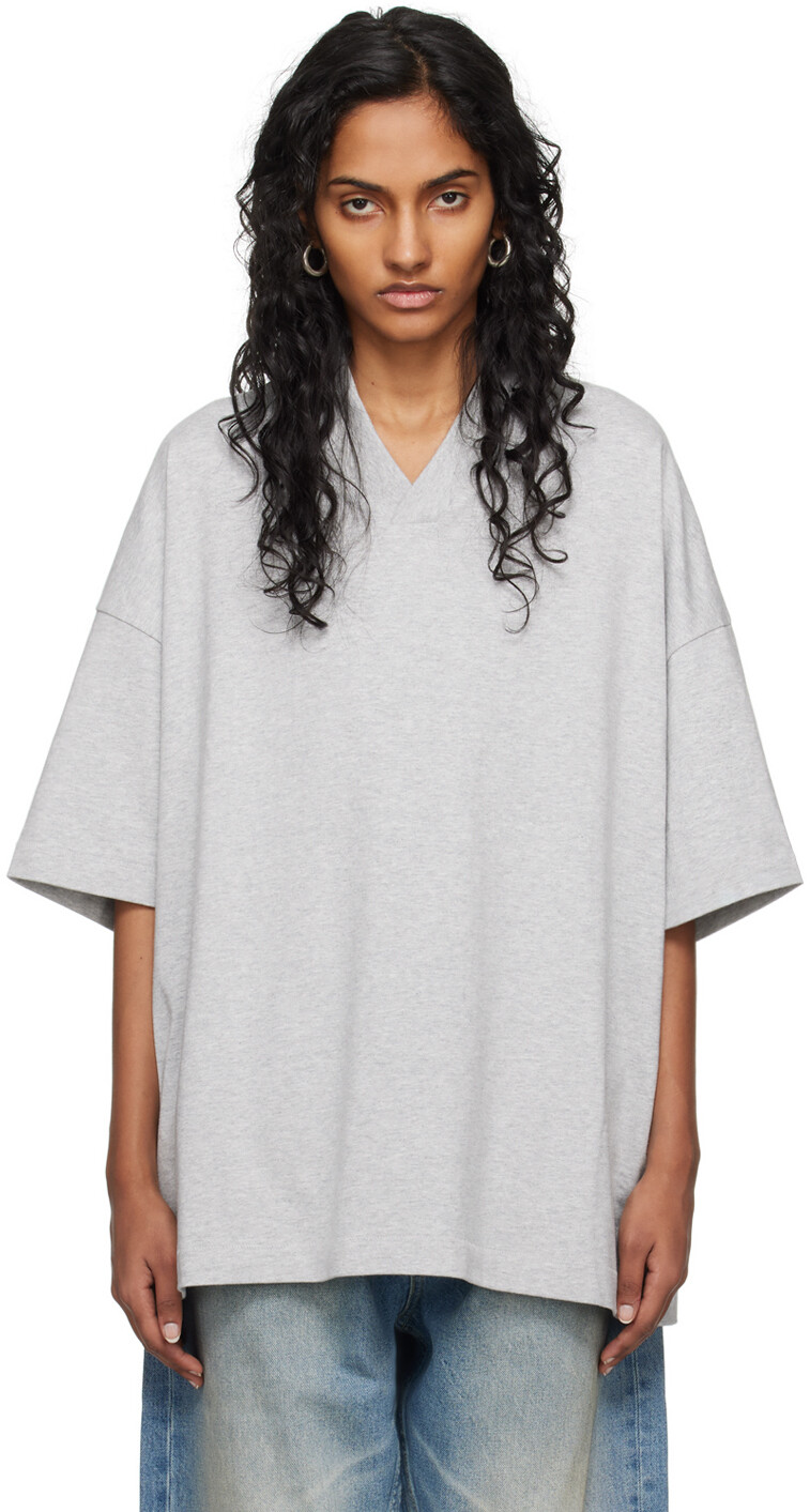 

Серая футболка с v-образным вырезом Fear Of God Essentials, цвет Light heather grey