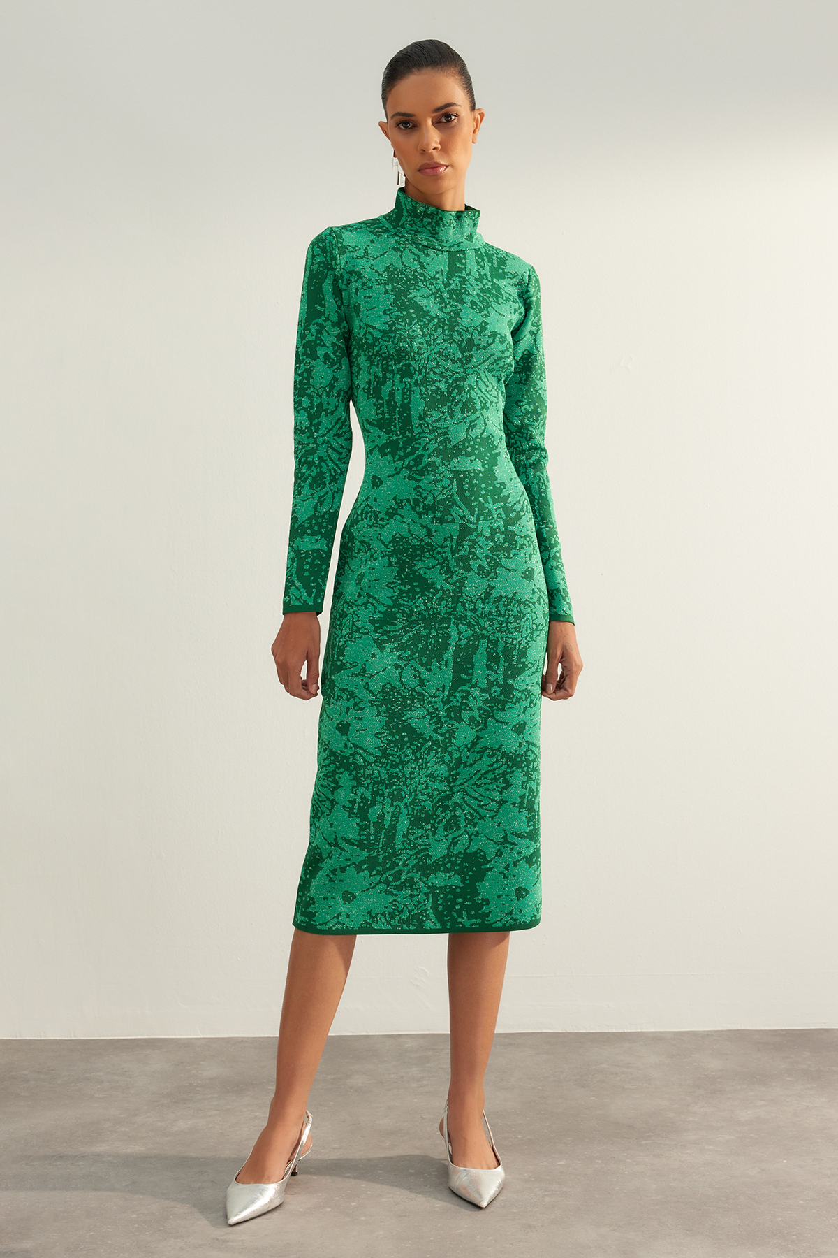 цена Платье Trendyol приталенное с блестками, зеленый