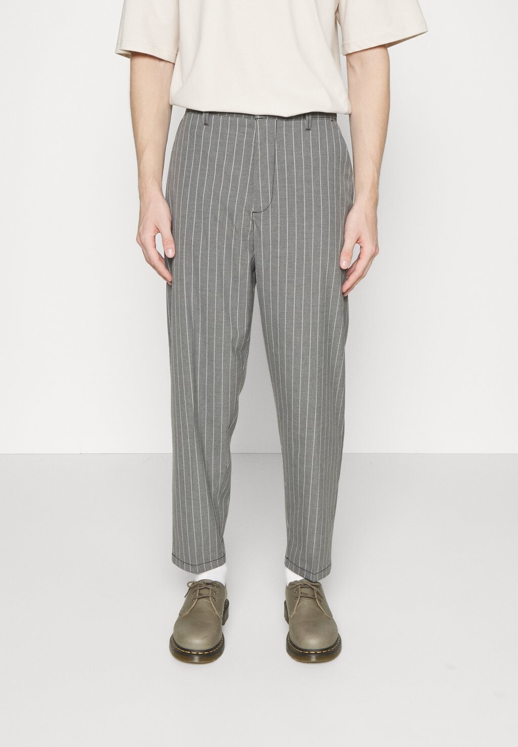 

Брюки TRAVIS PANTS Redefined Rebel, серый/белый