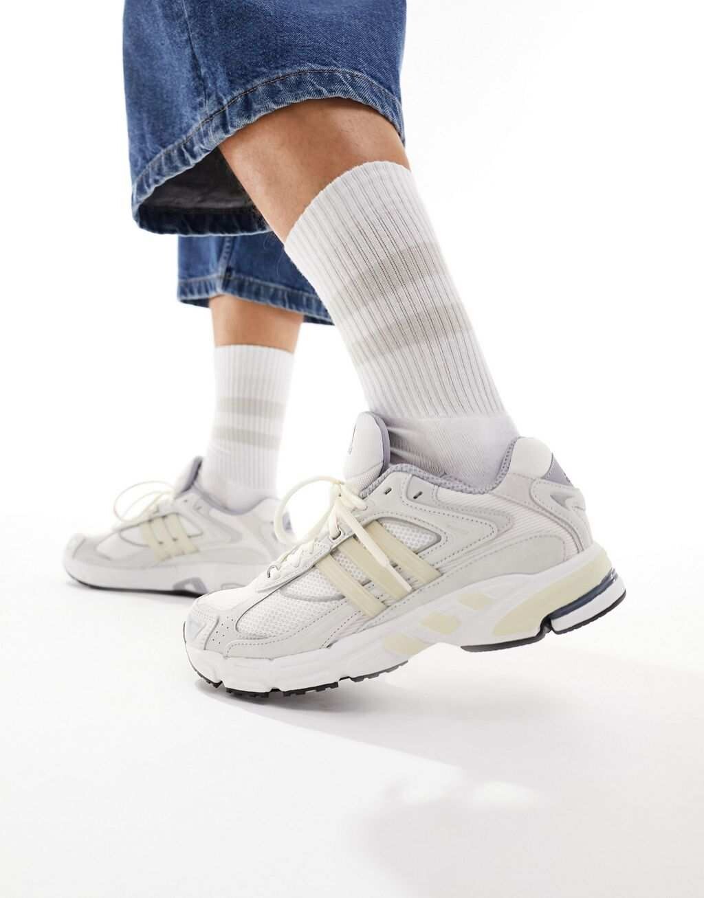 

Белоснежные кроссовки adidas Orignals Response CL