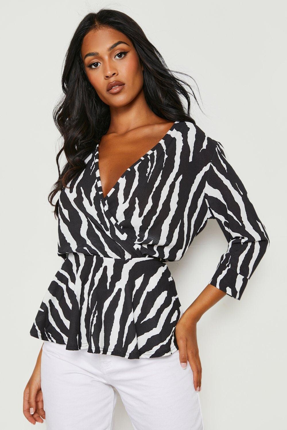 

Блузка с баской с принтом зебра Boohoo, черный
