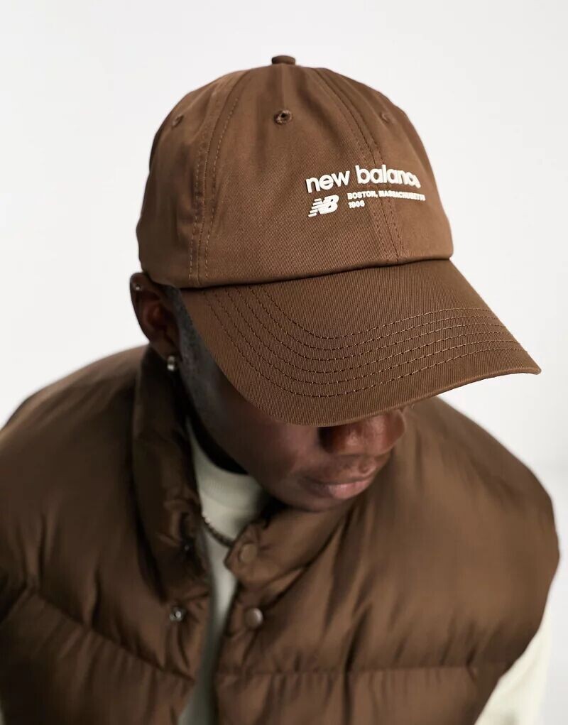 

Коричневая кепка New Balance с линейным логотипом