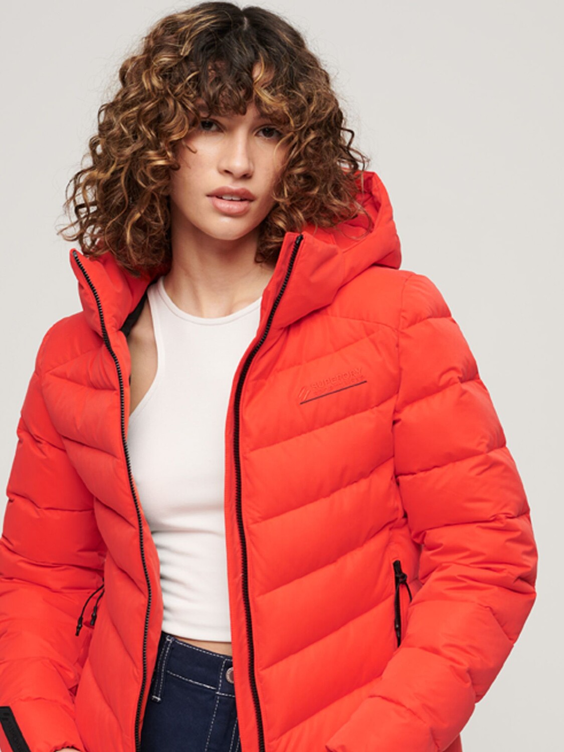 

Стеганая куртка из микрофибры с капюшоном Superdry, закат красный