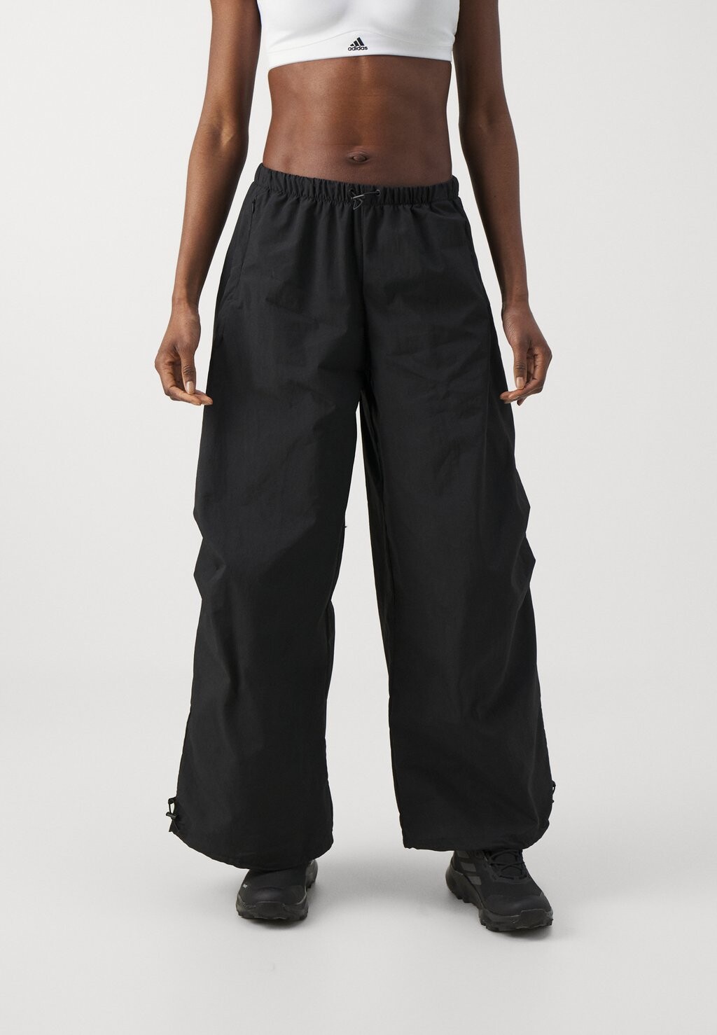 

Брюки CITY ESCAPE WOVEN PARACHUTE adidas, черный