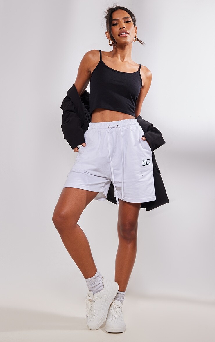 

PrettyLittleThing Белые удлиненные спортивные шорты с принтом NYC