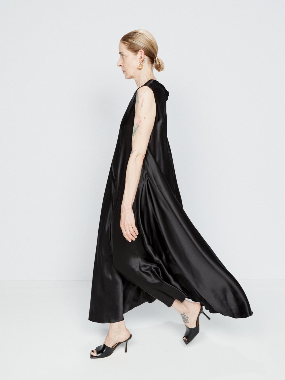 цена Платье-комбинация из шелкового атласа со вставками Raey, черный