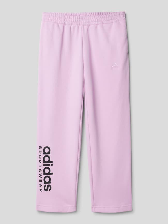 

Спортивные брюки с принтом этикеток ADIDAS SPORTSWEAR, фиолетовый