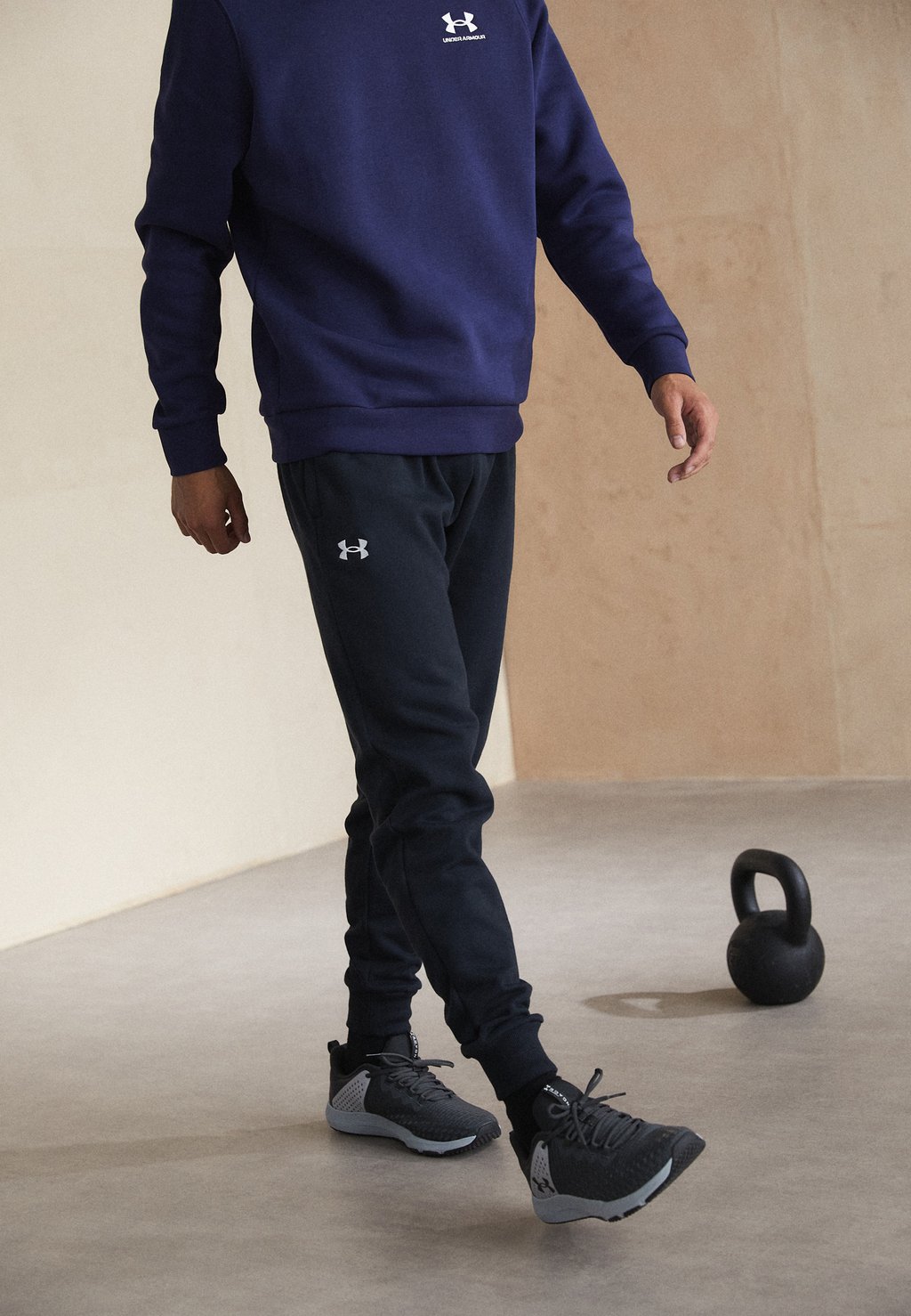 

Спортивные брюки Under Armour Rival Joggers, черный / белый