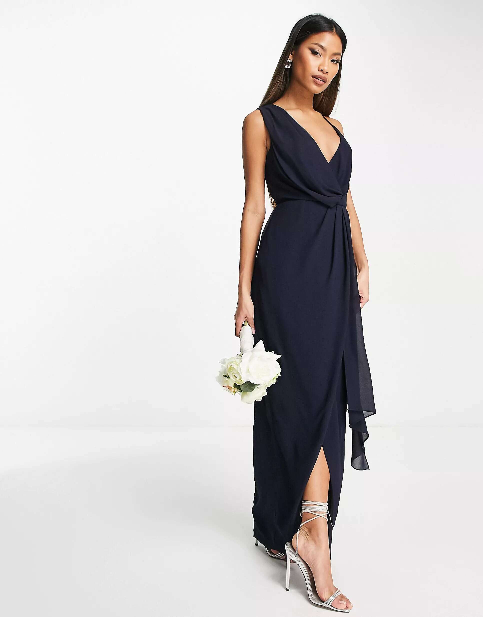 цена Темно-синее шифоновое платье макси с запахом и глубоким подолом TFNC Bridesmaid