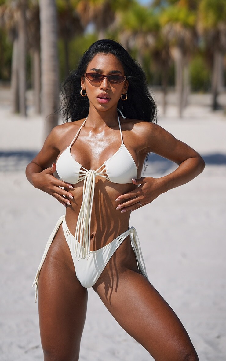 

PrettyLittleThing Кремовые плавки бикини с узлом по бокам и кисточками