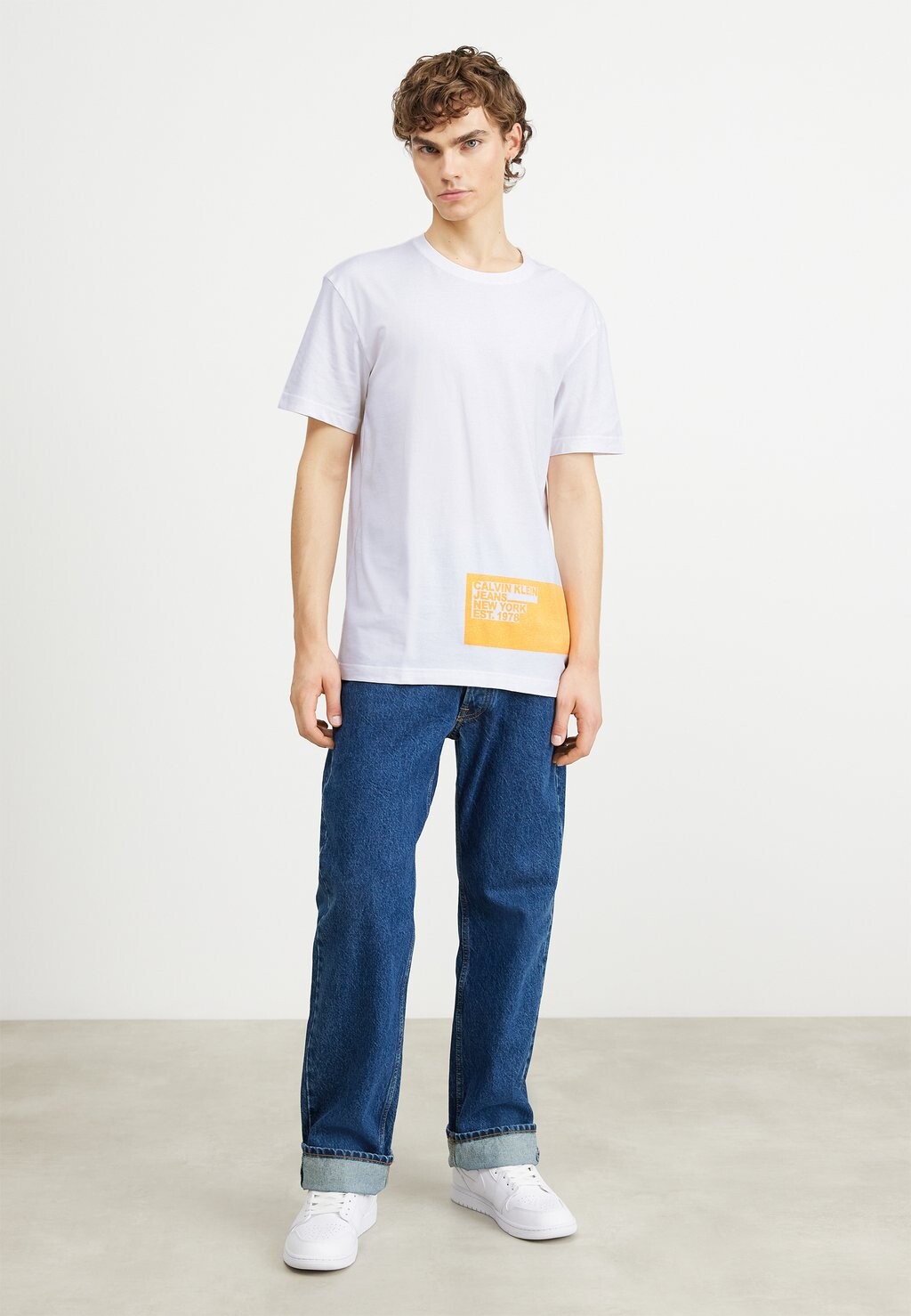 

Футболка с принтом Stencil Blocking Logo Tee Unisex Calvin Klein Jeans, цвет bright white