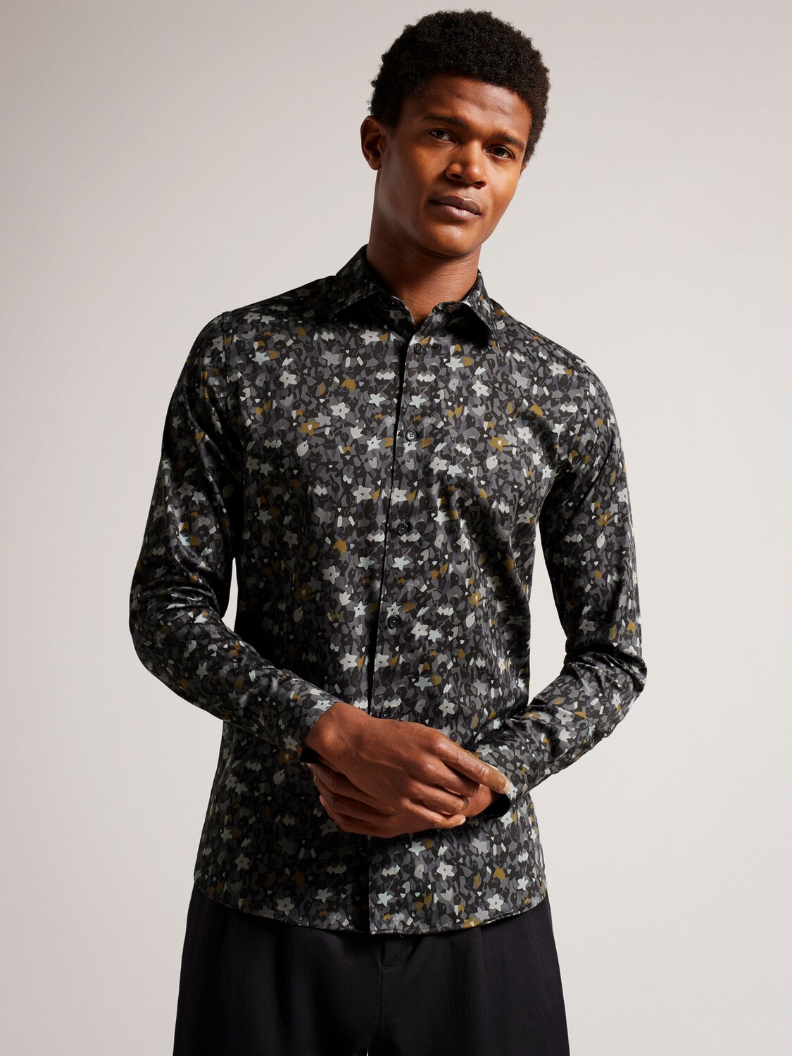 

Рубашка с длинным рукавом с рваным цветочным принтом Ted Baker, серая