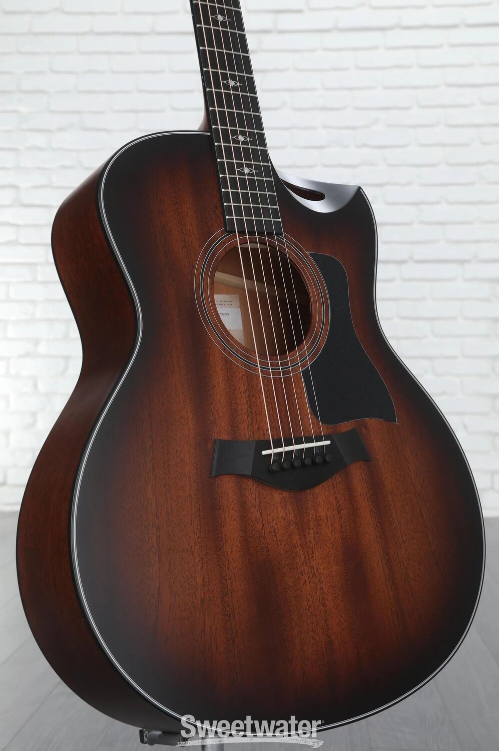 

Акустико-электрическая гитара Taylor 326ce — Shaded Edgeburst