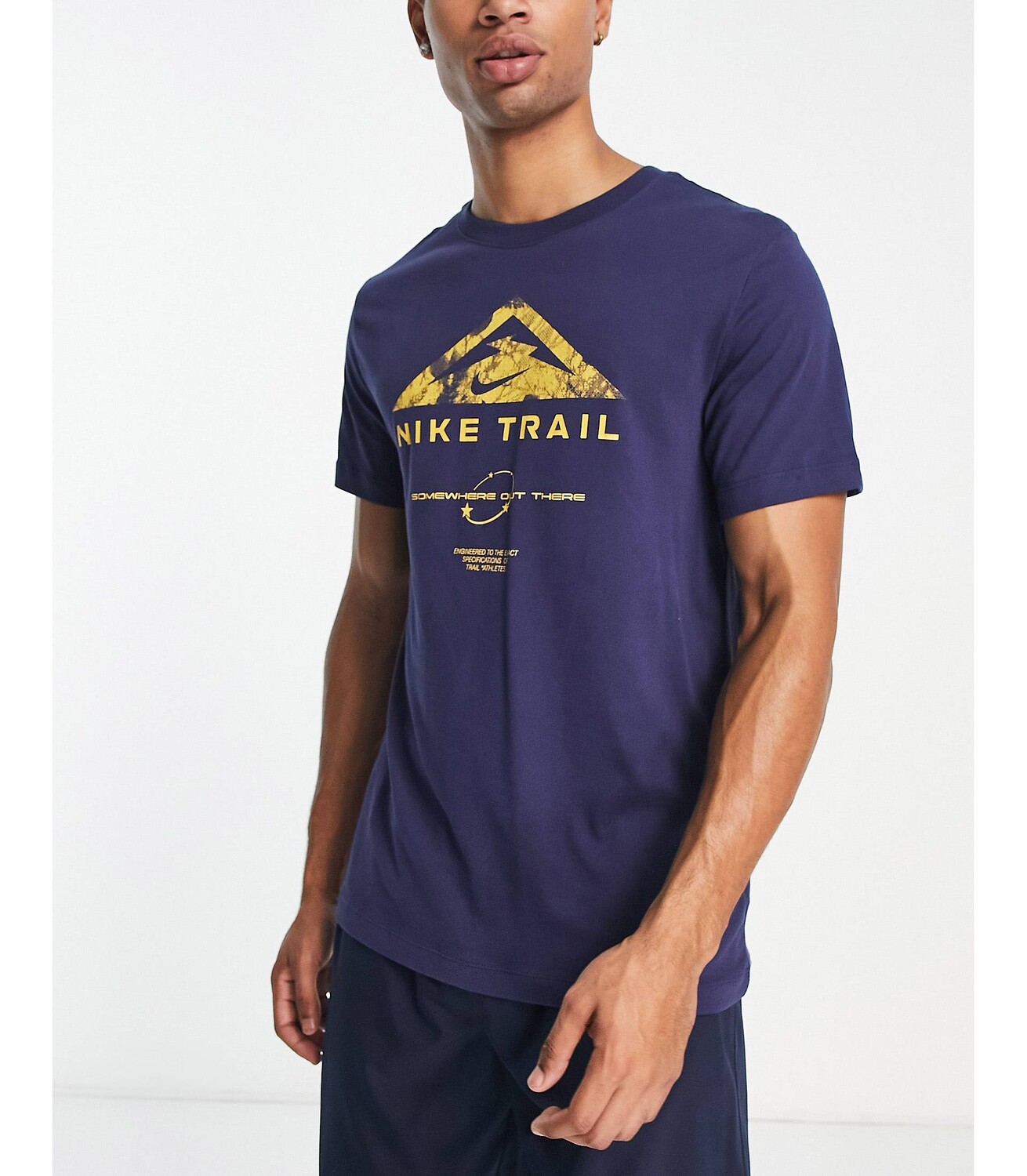 

Темно-синяя футболка с графическим принтом Nike Running Trail Dri-Fit, Синий