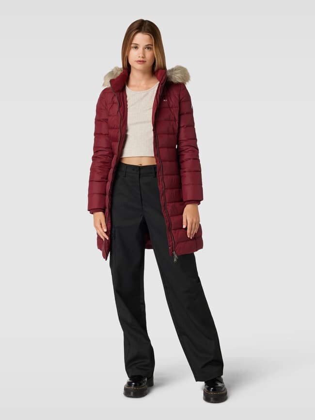 

Пуховик с пришитой этикеткой Tommy Jeans, темно-красный