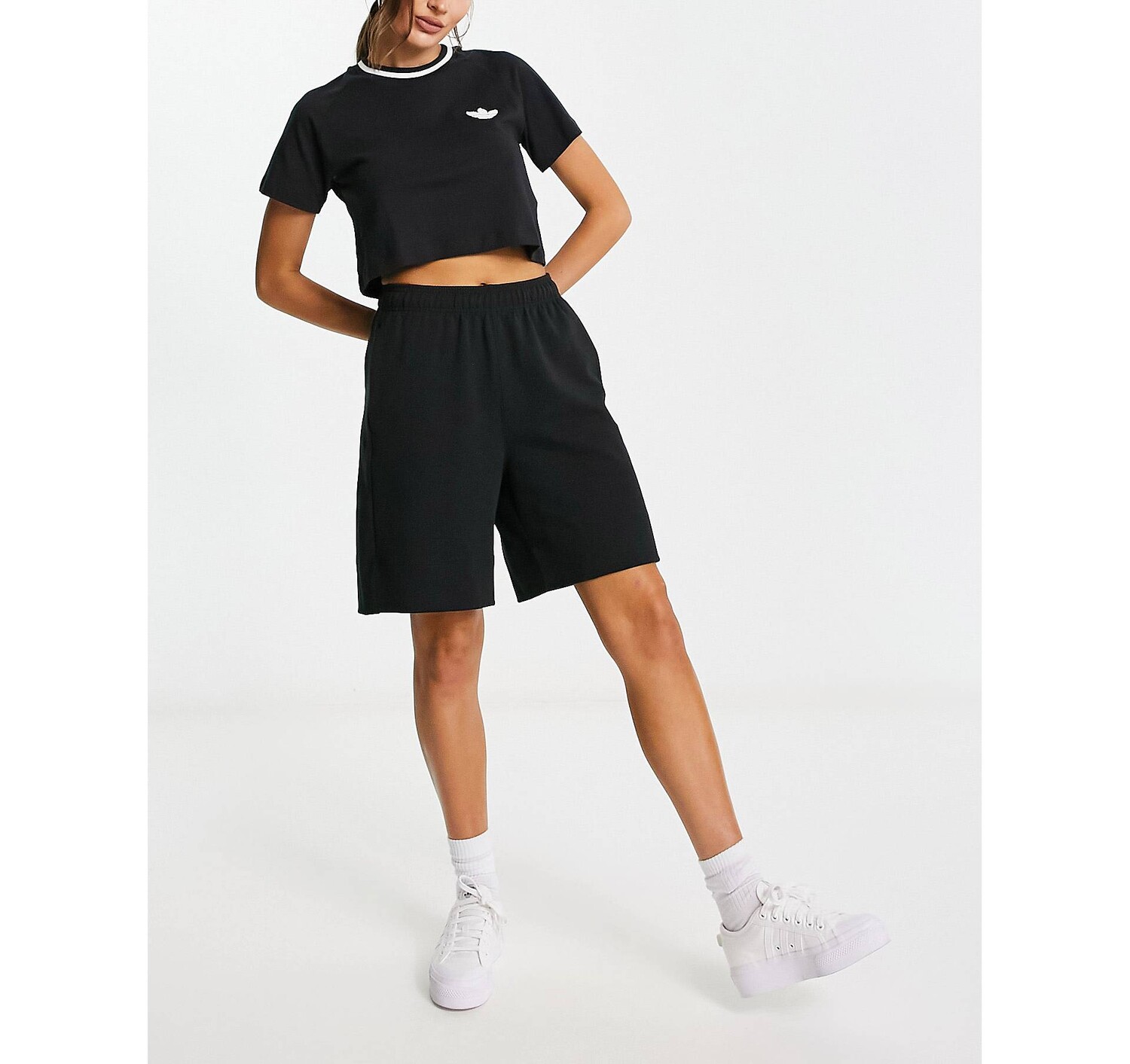 

Черные шорты средней длины adidas Originals Premium Essentials