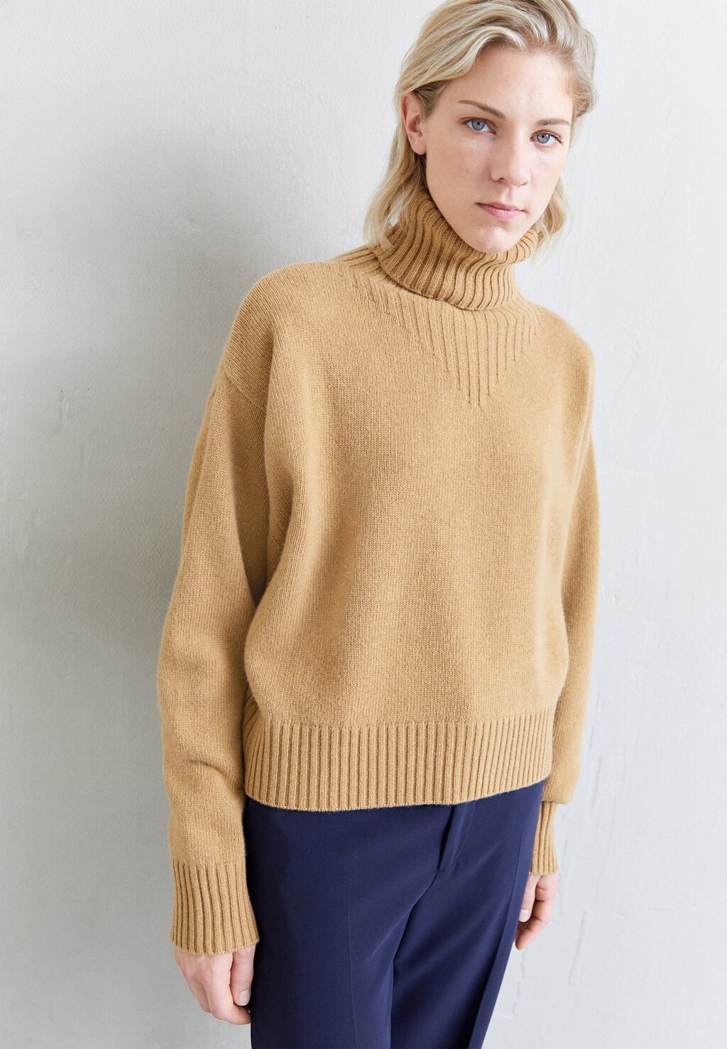 

Джемпер Filippa K Водолазка, цвет camel
