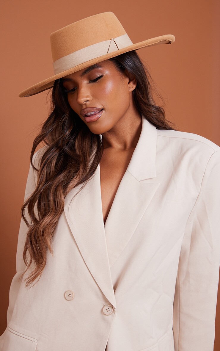 

PrettyLittleThing Шляпа-федора светло-коричневого цвета с широкими полями и лентой