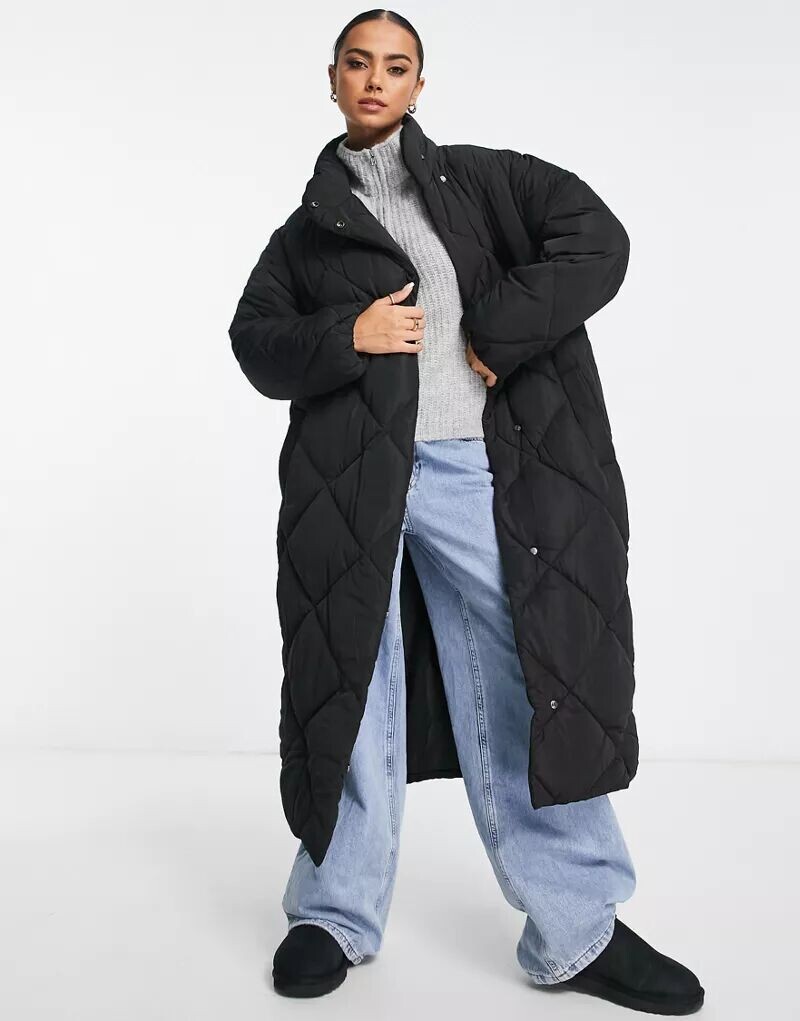 

Черное стеганое пальто-кокон River Island