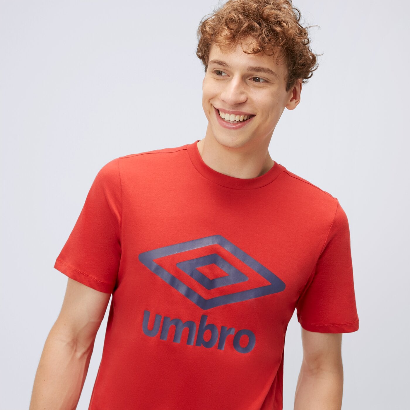 Футболка Umbro с большим логотипом, красный футболка umbro с принтом красный