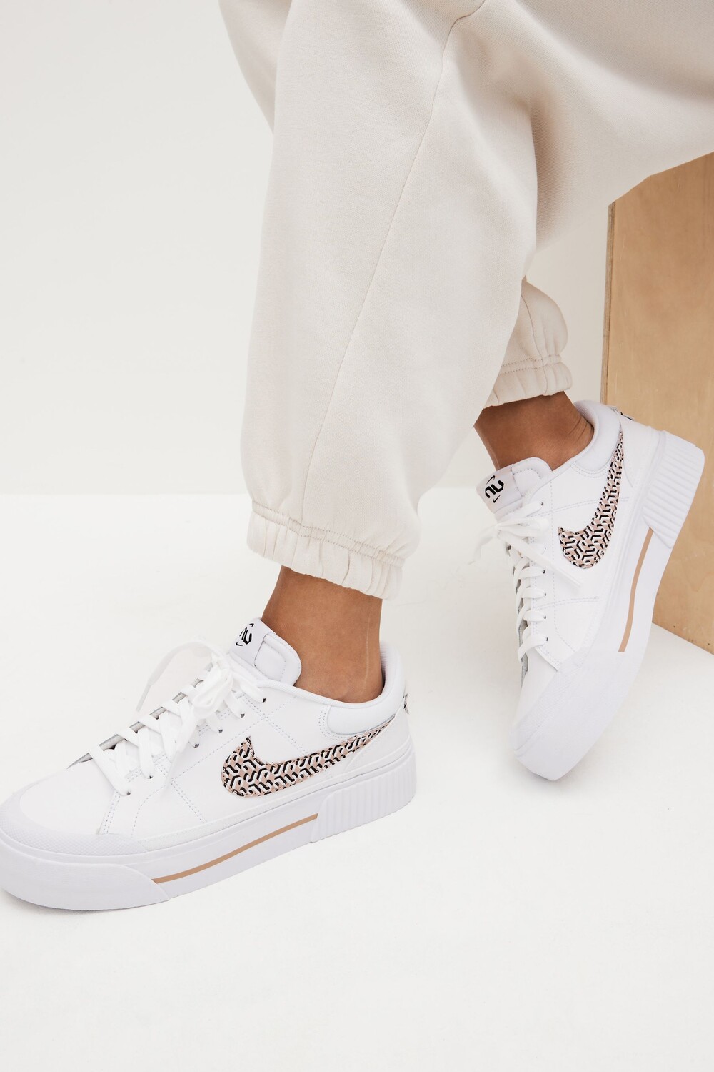 

Подъемная платформа Court Legacy объединилась в победе Nike, белый