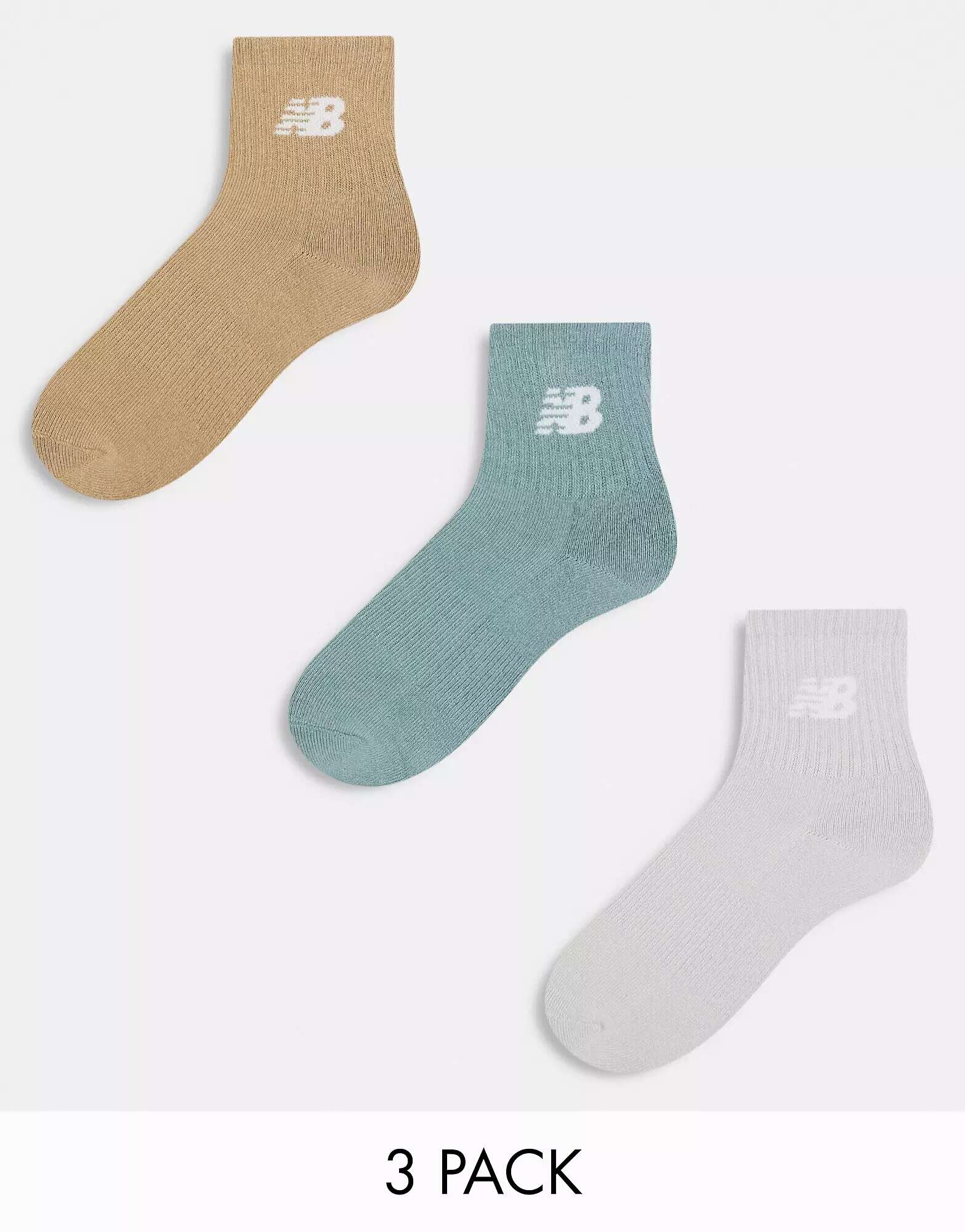 Три пары спортивных носков с логотипом New Balance зеленого, серого и коричневого цветов