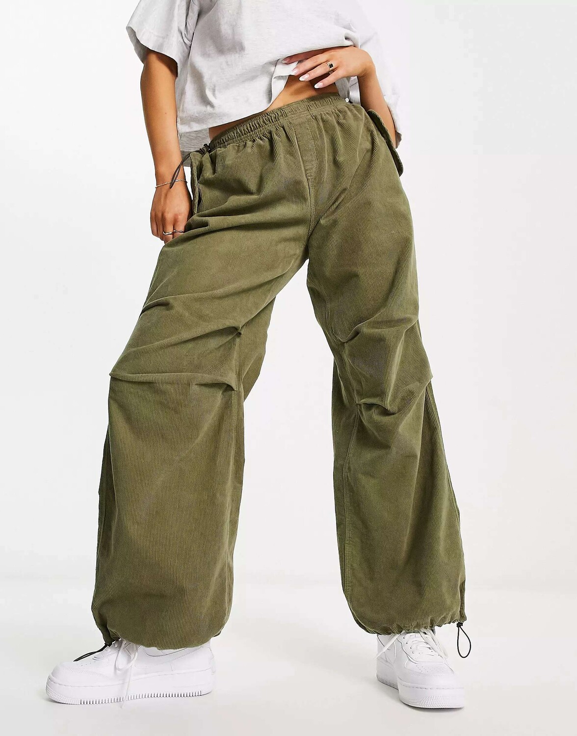 

Вельветовые брюки-парашюты Bershka цвета хаки