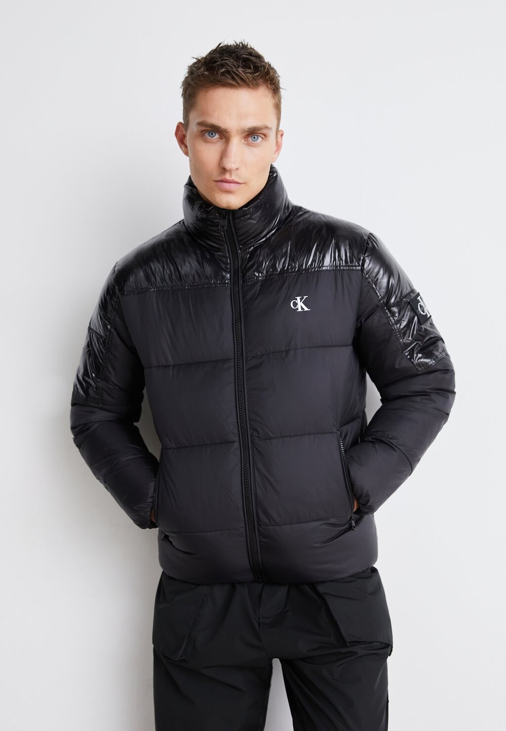 

Куртка Calvin Klein Jeans ПУФФ SHINY BLOCKING, черный