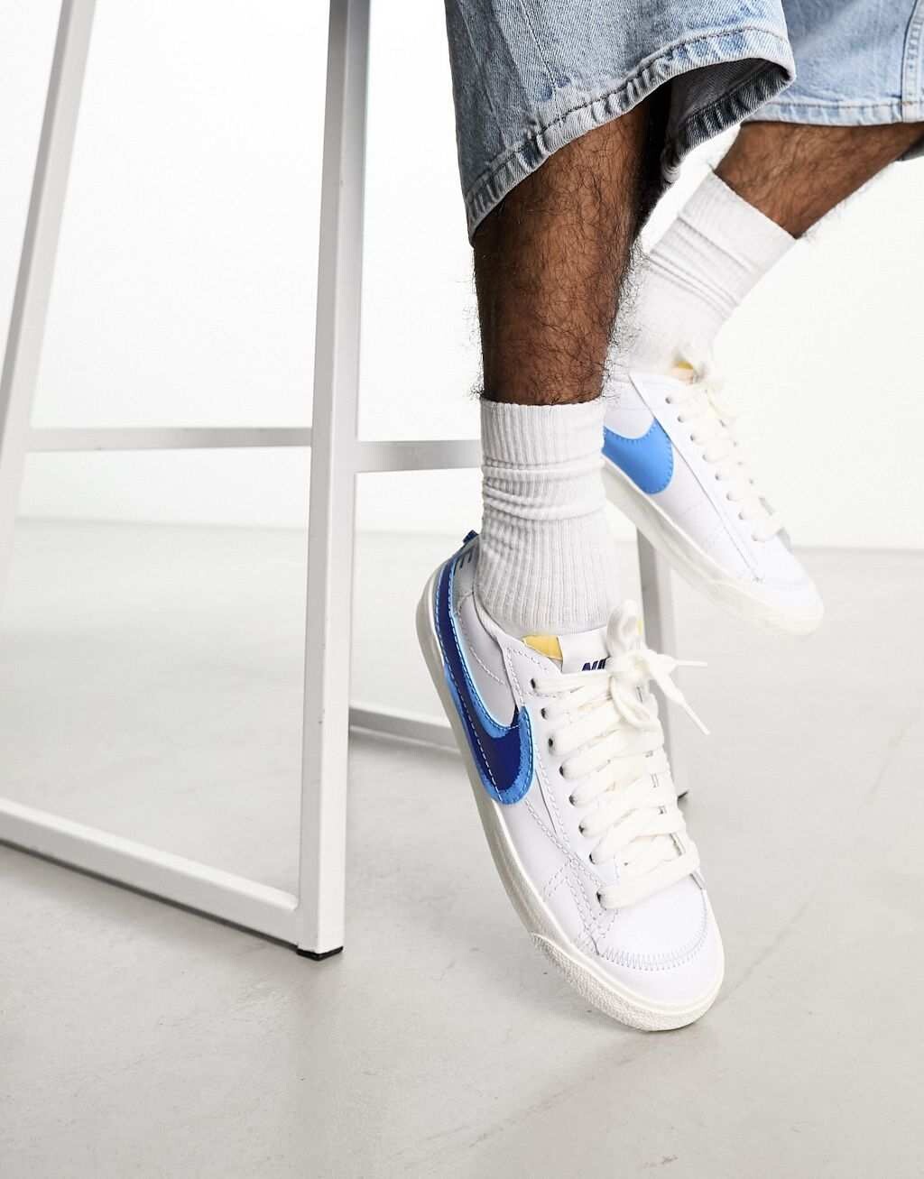

Бело-синие кроссовки с двойной галочкой Nike Blazer Low '77