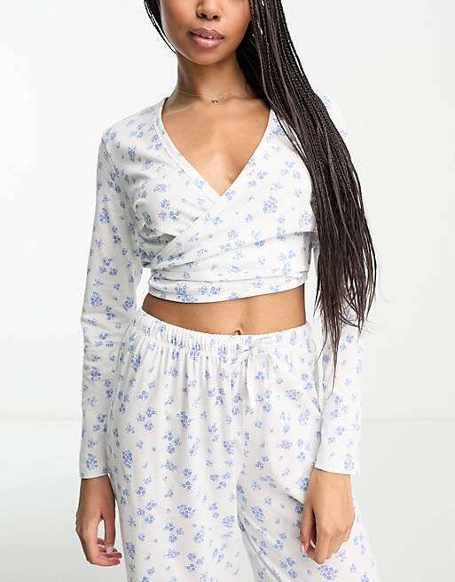 

Белая пижама с длинными рукавами и запахом ASOS DESIGN mix & match