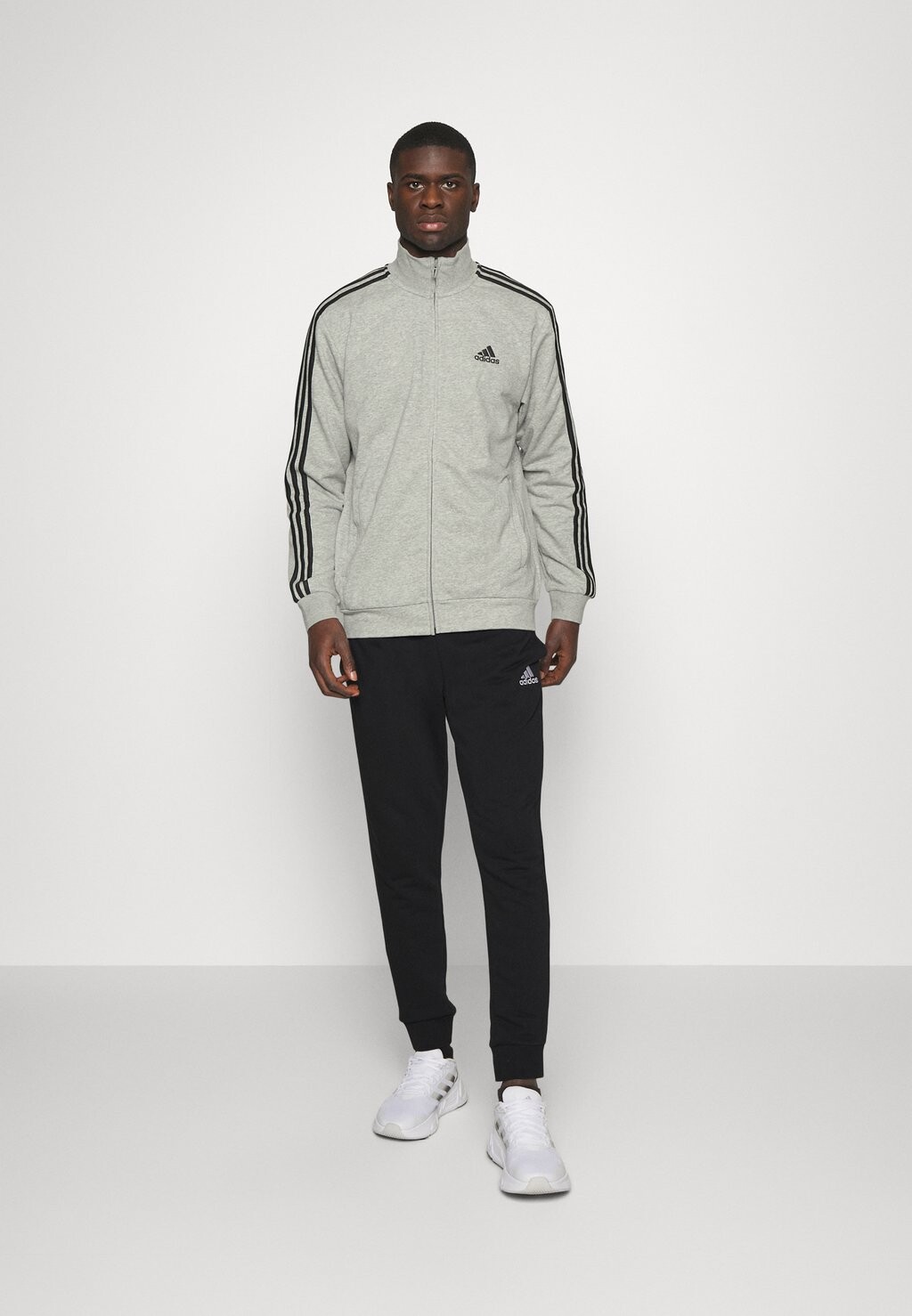 

Спортивный костюм Adidas