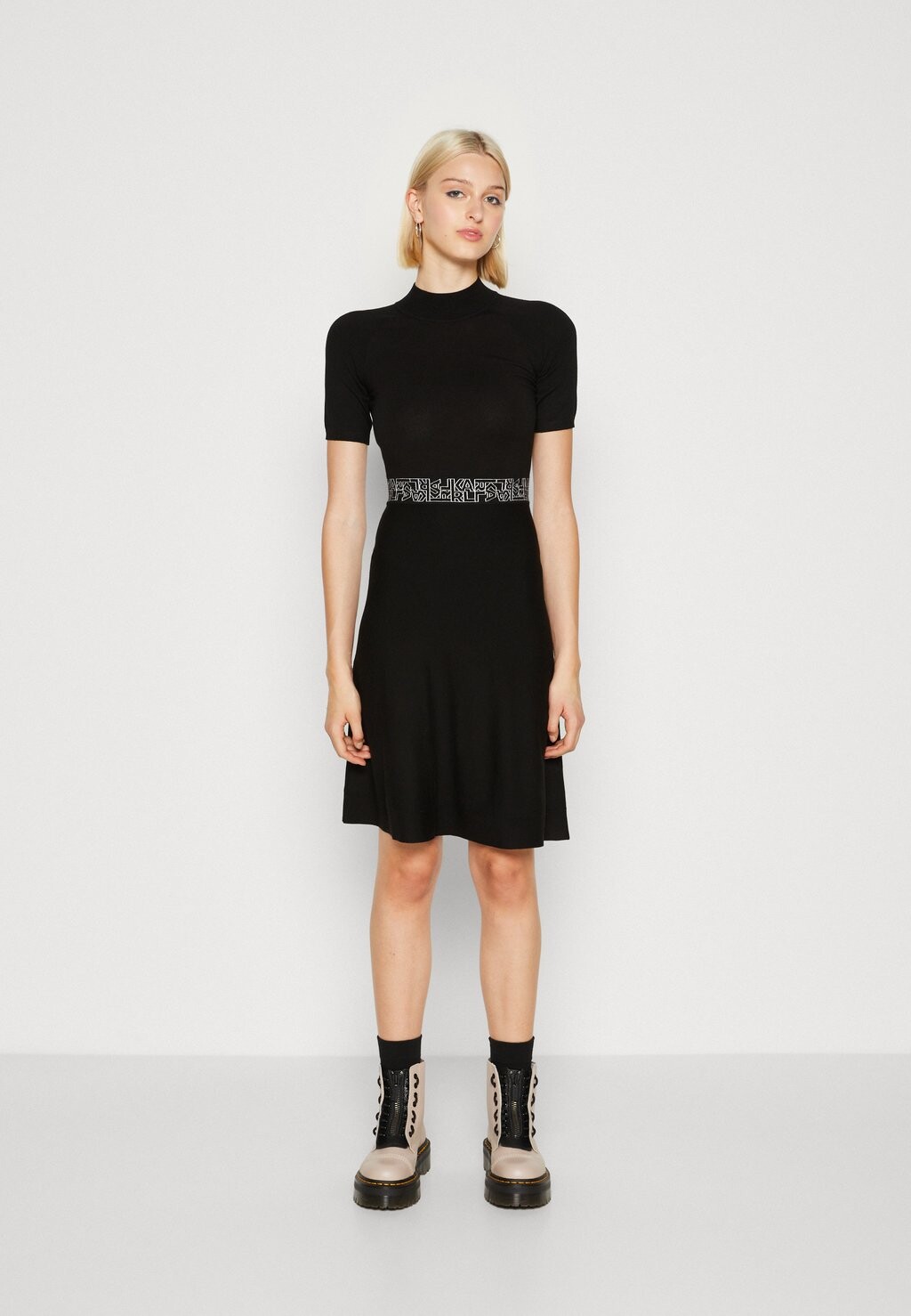 

Трикотажное платье Flare Dress Karl Lagerfeld, черный