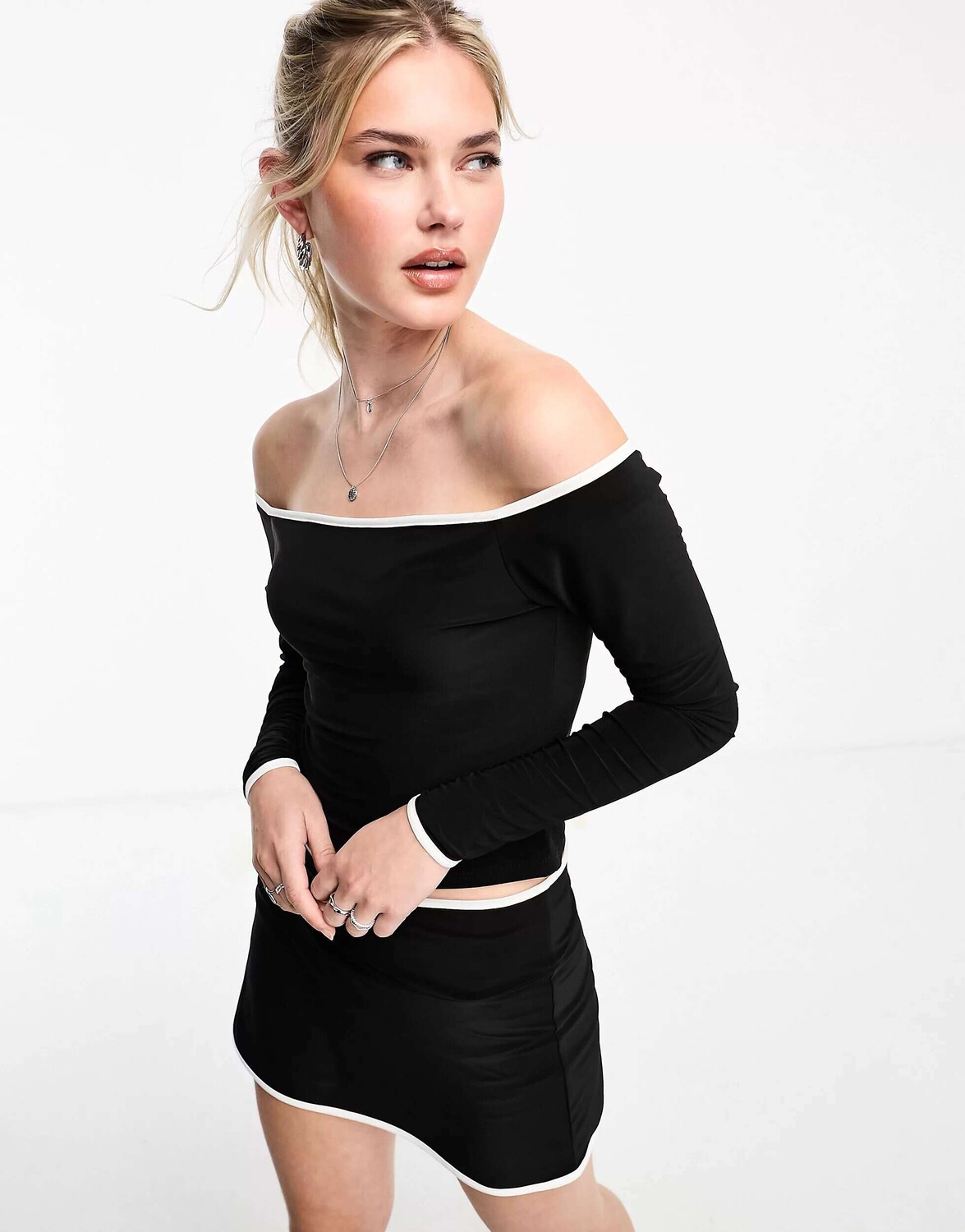

Черный топ с открытыми плечами и контрастной окантовкой ASOS