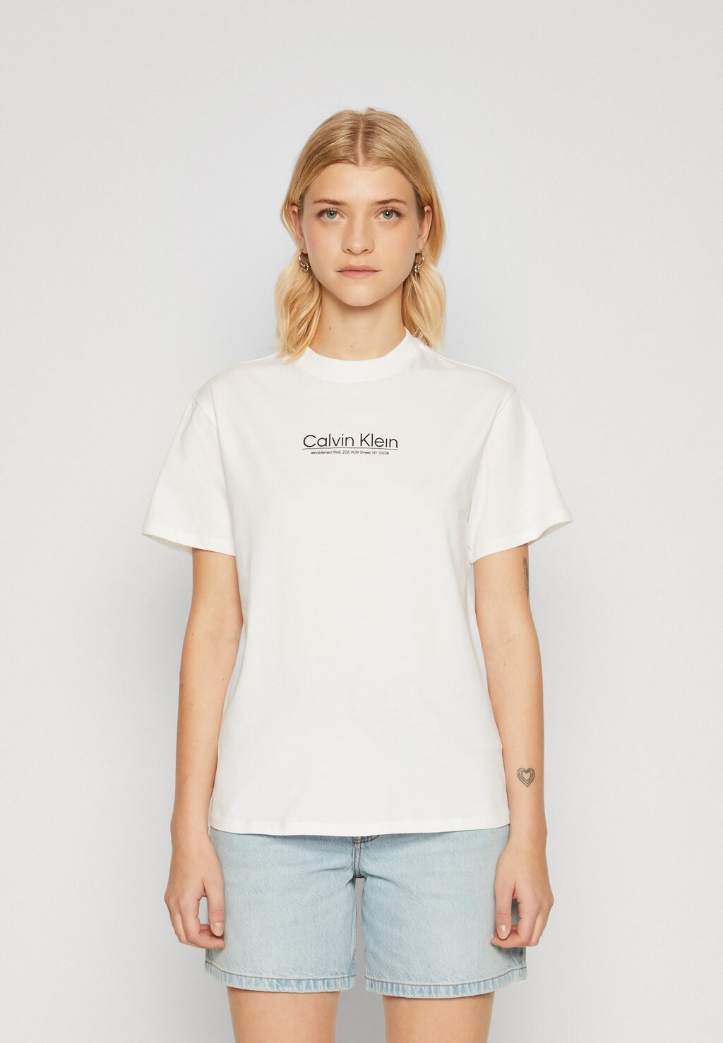 

Футболка с принтом Calvin Klein, белый