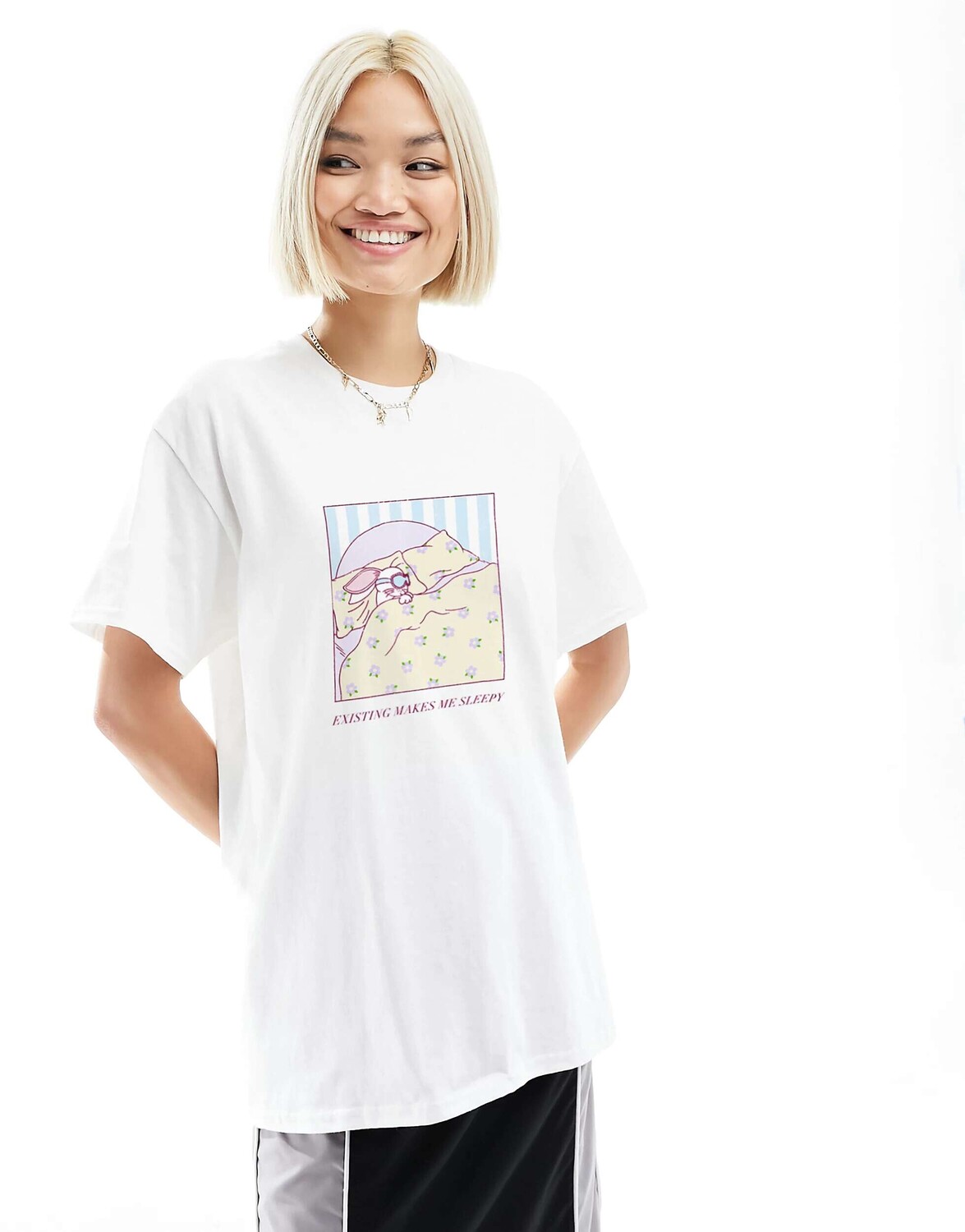 

Оверсайз-футболка ASOS с белой надписью заставляет меня спать