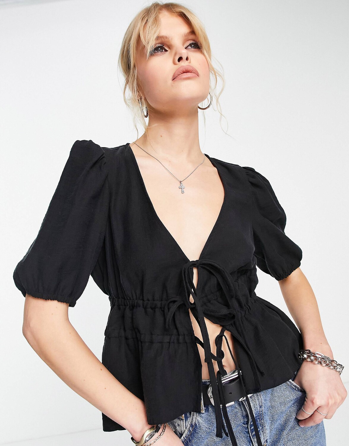 

Черный топ с короткими рукавами и завязками спереди Topshop