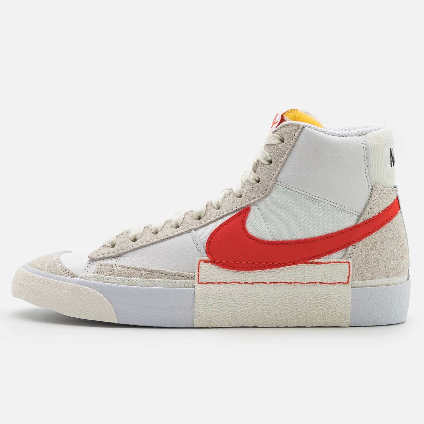 

Кроссовки Nike Blazer Mid 77 Pro Club, слоновая кость/ярко-красный/бежевый