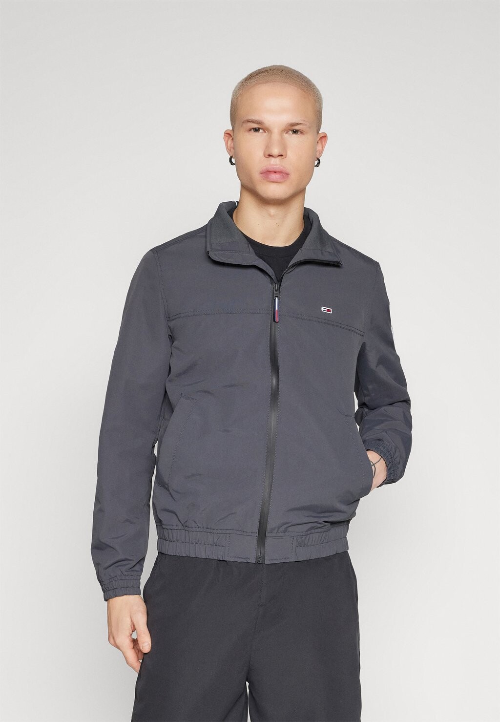 

Куртка-бомбер Essential Casual Tommy Jeans, цвет new charcoal