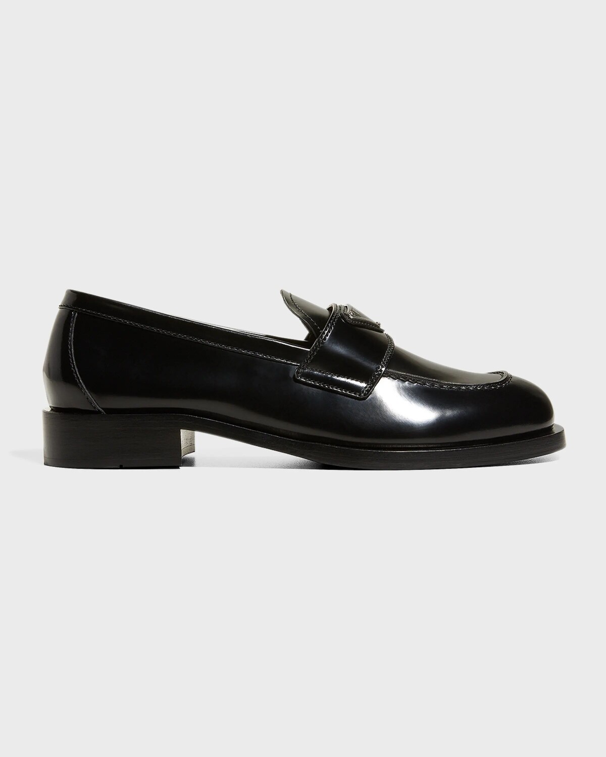 

Лоферы на плоской подошве из телячьей кожи с логотипом Prada, цвет Nero