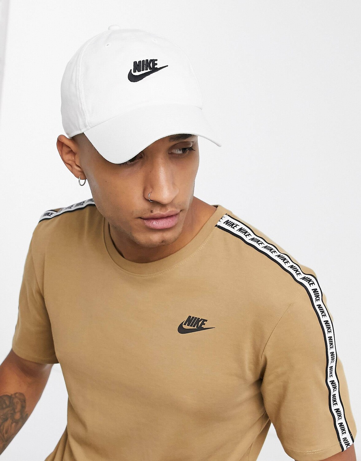 

Белая кепка с логотипом Nike по центру